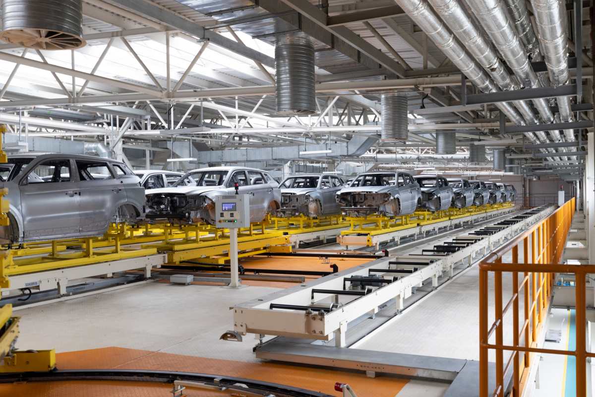 Roboty w przemyśle motoryzacyjnym – przyszłość produkcji samochodów